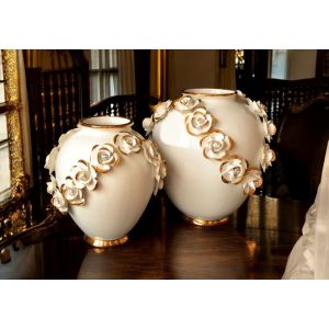 Set aus 2 hochwertigen Keramikvasen, verziert mit Rosen, Swarovski-Kristallen und goldenen Details.