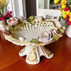 Ständer, künstlerischer Keramik-Mittelpunkt, verziert mit Gänseblümchen und goldenen Details, handgefertigt