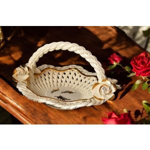Hochwertiger Tafelaufsatz aus Keramik, mit Rosen und Golddetails, handgefertigt.