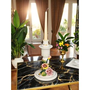 Künstlerischer Kerzenständer aus Keramik, verziert mit Blumen und goldenen Details, handgefertigt.