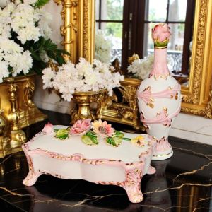 Schachtel mit Flasche, verziert aus Keramik im Barockstil, mit Blumen und goldenen Details.