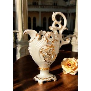 Künstlerische Keramikamphore, mit Rosen, Swarovski-Kristallen und goldenen Details, handgefertigt.