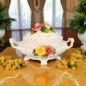 Künstlerische Keramikterrine im Barockstil, verziert mit Blumen und Golddetails, handgefertigt.
