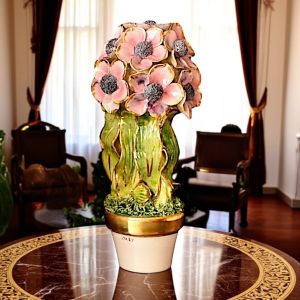 Künstlerische Keramikpflanze, verziert mit Anemonen und goldenen Details, komplett von Hand gefertigt.
