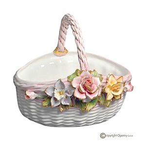 Tafelaufsatz, Korb aus edler Keramik, verziert mit Blumen und goldenen Details, handgefertigt.