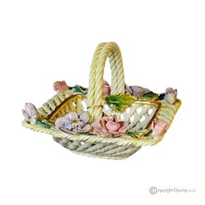 Tafelaufsatz, Korb aus edler Keramik, Blumen- und Golddekor, handgefertigt.
