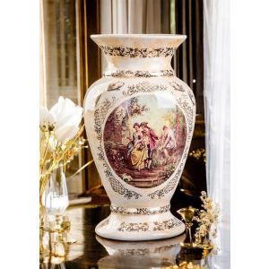 Vase aus edler Keramik, verziert mit Barockmotiven und goldenen Details, handgefertigt.