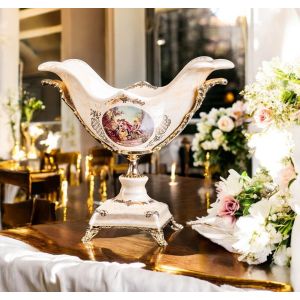 Edler Tortenständer aus Keramik, verziert mit barocken Motiven und goldenen Details, handgefertigt.