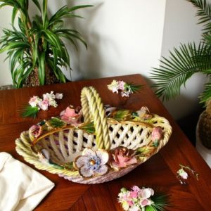 Tafelaufsatz, Keramikkorb, verziert mit Blumen und goldenen Details, handgefertigt.