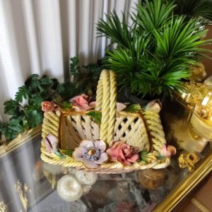 Tafelaufsatz, Keramikkorb mit Blumen und raffinierten goldenen Details verziert, vollständig von Hand gefertigt.