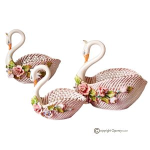 Tafelaufsatz, 3er-Set Schwäne aus feiner Keramik, verziert mit Blumen und goldenen Details, handgefertigt.