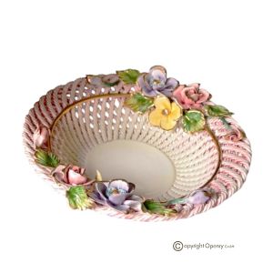 Kunstvoller Keramikkorb im Barockstil, mit floralen Verzierungen und Golddetails, handgefertigt