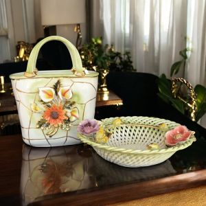 Tafelaufsatz, Korb mit Keramikbeutel, verziert mit Blumen und Goldverzierungen, handgefertigt.