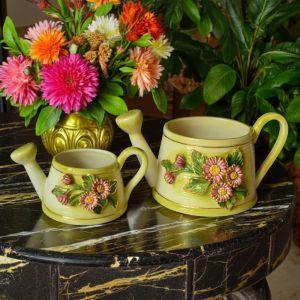 2er Set Gießkannen, Tischdeko aus Keramik, mit Blumen und goldenen Details, handgefertigt.