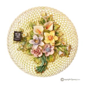 Wanddekoration aus edler Keramik, verziert mit Blumen und goldenen Details, handgefertigt.