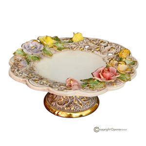 Tortenständer, Tafelaufsatz aus edler Keramik, geschmückt mit Blumen und goldenen Details, handgefertigt.