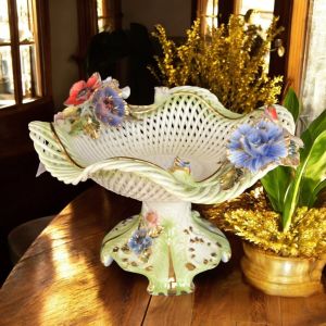 Ständer, künstlerisches Keramik-Mittelstück, verziert mit Blumen und goldenen Details, handgefertigt