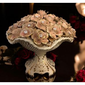 Tortenständer, hochwertiger Tafelaufsatz aus Keramik, mit Rosen, Golddetails und Kristallen, handgefertigt.
