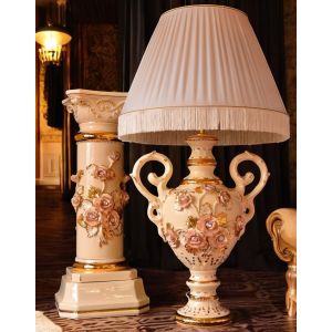 Elegante Tischleuchte mit Keramiksäule, Stehleuchte mit Rosé-, Gold- und Kristalldekor