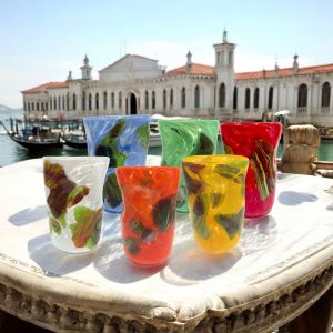 Set aus 6 mundgeblasenen Glasgläsern mit Einlagen aus geschmolzenem Glas, echte Murano-Handwerkskunst.