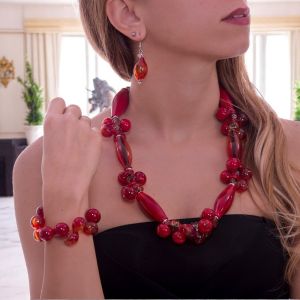 Geblasene Perlen, Halsketten, Armbänder und Ohrringe aus Muranoglas, die die Geschichte venezianischer Eleganz erzählen.