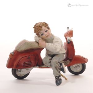 NININ - Capodimonte-Porzellan, Figur auf einer Vespa, italienische Eleganz.