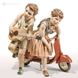 ON THE ROAD – Capodimonte-Statuette auf Roller, reine handwerkliche Schönheit.