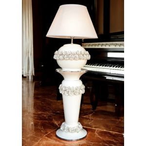Tischleuchte mit kunstvoller Keramiksäule, verziert mit Rosen, Kristallen und Platindetails