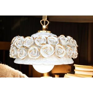Pendelleuchte aus Keramik, verziert mit Rosen, Swarovski-Kristallen und Gold, handgefertigt.