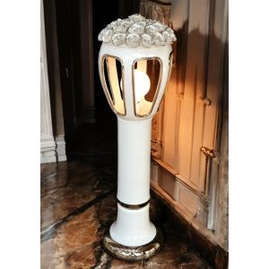 Stehlampe, Keramiklaterne, verziert mit Rosen, Swarovski-Kristallen und Platin.