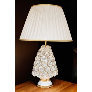 Tischlampe. künstlerische Keramik, verziert mit Rosen, Swarovski-Kristallen mit goldenen Details.