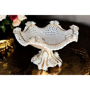 Tortenständer, hochwertiger Tafelaufsatz aus Keramik, verziert mit Rosen und goldenen Details, handgefertigt.