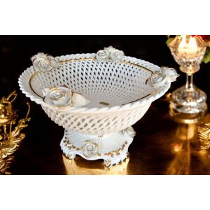 Tortenständer, hochwertiger Tafelaufsatz aus Keramik, mit Rosen, Kristallen und Golddetails, handgefertigt.