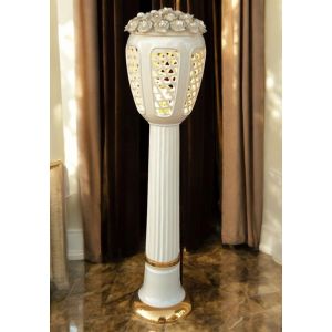 Stehlampe, Keramiklaterne, verziert mit Rosen, Swarovski-Kristallen und Gold.