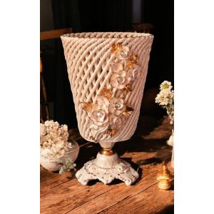 Edle Keramikvase, verziert mit Rosen, Swarovski-Kristallen und goldenen Details, handgefertigt.