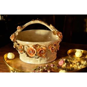 Hochwertiger Frühlingskorb aus Keramik, mit Rosen und goldenen Details, handgefertigt.