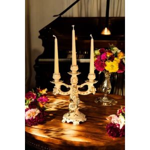 Kerzenständer aus edler Keramik, verziert mit Rosen, Kristallen und goldenen Details, handgefertigt.