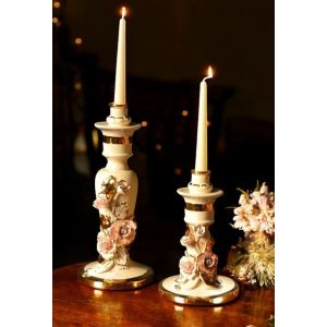 Set aus 2 Kerzenleuchtern aus edler Keramik, verziert mit Rosen und goldenen Details, handgefertigt.
