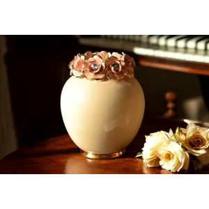 Dekorative Keramikvase mit Rosen, Swarovski-Kristallen und goldenen Details, handgefertigt.