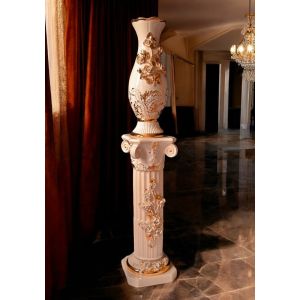 Vase mit Keramiksäule, verziert mit Rosen, Swarovski-Kristallen und goldenen Details.