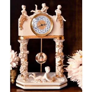 Standuhr mit Säulen und Amoretten, hochwertige Keramik, handgefertigt.