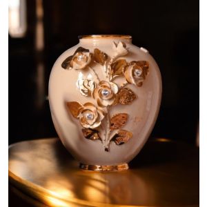 Elegante Keramikvase, verziert mit Rosen, Swarovski-Kristallen und goldenen Details.