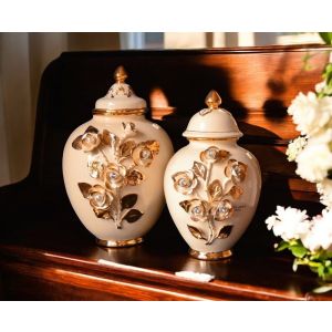 2er-Set Vasen aus edler Keramik, mit goldenen Rosen und handgefertigten Swarovski-Kristallen.