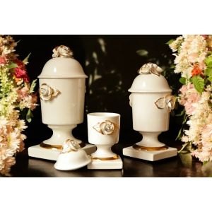 Set aus 3 kunstvollen Keramikgefäßen mit Rosen, Kristallen und Golddetails, handgefertigt.
