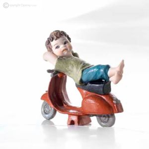 SANDRO - Capodimonte-Puppe auf Roller, handgefertigtes Porzellan.