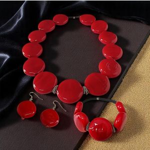 Exklusives Set handgefertigten Schmucks aus Muranoglas: Halskette, Armband und Ohrringe.