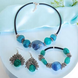 Edles Muranoglas-Set mit echten Perlen: Halskette, Armband und Ohrringe.
