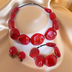 Handgefertigter Schmuck aus Muranoglas: Halskette, Armband und Ohrringe im exklusiven Set.