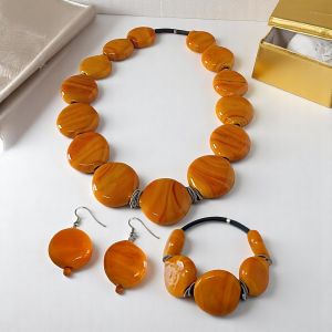 Edles Set handgefertigten Muranoglas-Schmucks, bestehend aus Halskette, Armband und Ohrringen.