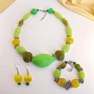 Elegantes Set mit echten Muranoglasperlen: Halskette, Armband und Ohrringe.